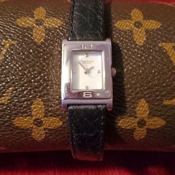 Kenneth Cole Watch U54-05-KC6032 Women's Leather Band Petite‎ Rectangular Silver - Picture 1 of 9